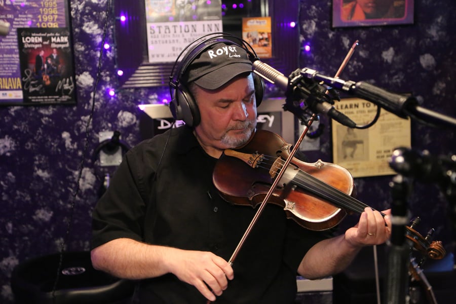 An R-122 MKII ribbon mic positioned on a fiddle
