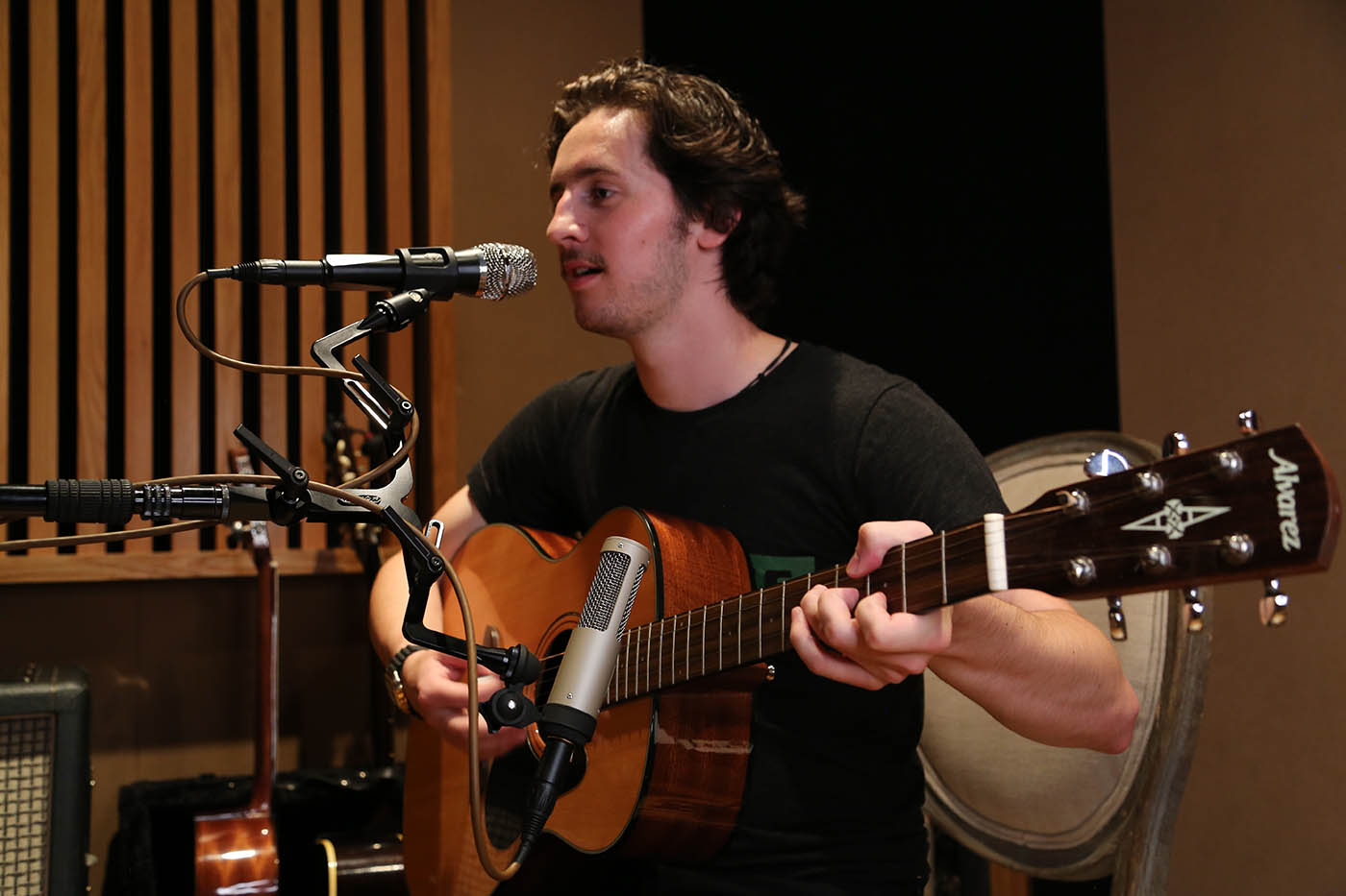 FlexBar holding two microphones on a singer-songwriter